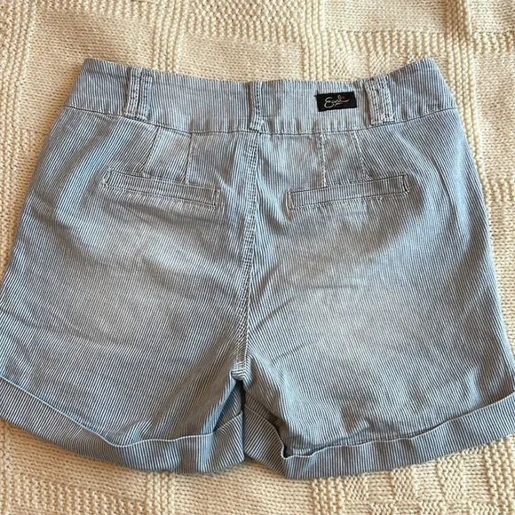 Cute short - Picture 2 of 3